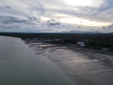 Buntal, Sarawak Malezya - 25 Aralık 2020: Sarawak Malezya 'daki Güzel Balıkçı Köyü, Güney Çin Denizi' nin yanında, arka planda güçlü Santubong Dağı var.