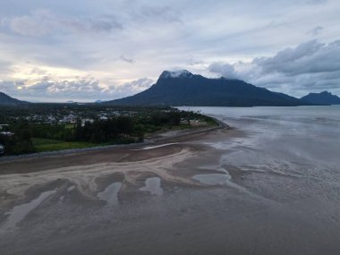 Buntal, Sarawak Malezya - 25 Aralık 2020: Sarawak Malezya 'daki Güzel Balıkçı Köyü, Güney Çin Denizi' nin yanında, arka planda güçlü Santubong Dağı var.