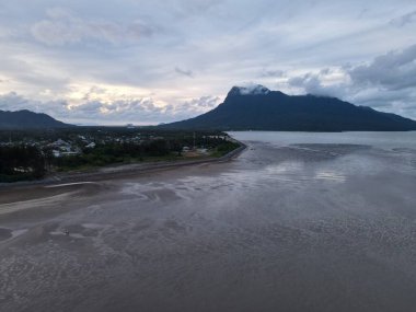 Buntal, Sarawak Malezya - 25 Aralık 2020: Sarawak Malezya 'daki Güzel Balıkçı Köyü, Güney Çin Denizi' nin yanında, arka planda güçlü Santubong Dağı var.