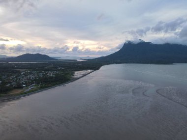 Buntal, Sarawak Malezya - 25 Aralık 2020: Sarawak Malezya 'daki Güzel Balıkçı Köyü, Güney Çin Denizi' nin yanında, arka planda güçlü Santubong Dağı var.