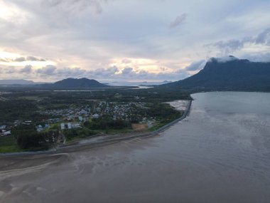 Buntal, Sarawak Malezya - 25 Aralık 2020: Sarawak Malezya 'daki Güzel Balıkçı Köyü, Güney Çin Denizi' nin yanında, arka planda güçlü Santubong Dağı var.