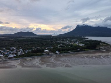 Buntal, Sarawak Malezya - 25 Aralık 2020: Sarawak Malezya 'daki Güzel Balıkçı Köyü, Güney Çin Denizi' nin yanında, arka planda güçlü Santubong Dağı var.