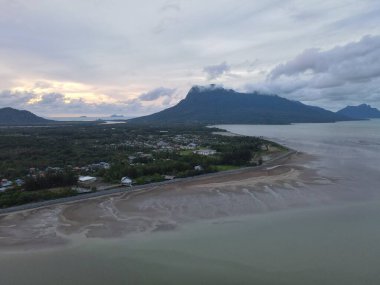 Buntal, Sarawak Malezya - 25 Aralık 2020: Sarawak Malezya 'daki Güzel Balıkçı Köyü, Güney Çin Denizi' nin yanında, arka planda güçlü Santubong Dağı var.