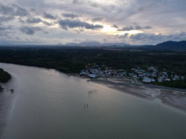 Buntal, Sarawak Malezya - 25 Aralık 2020: Sarawak Malezya 'daki Güzel Balıkçı Köyü, Güney Çin Denizi' nin yanında, arka planda güçlü Santubong Dağı var.