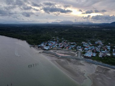 Buntal, Sarawak Malezya - 25 Aralık 2020: Sarawak Malezya 'daki Güzel Balıkçı Köyü, Güney Çin Denizi' nin yanında, arka planda güçlü Santubong Dağı var.