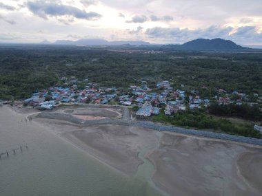Buntal, Sarawak Malezya - 25 Aralık 2020: Sarawak Malezya 'daki Güzel Balıkçı Köyü, Güney Çin Denizi' nin yanında, arka planda güçlü Santubong Dağı var.