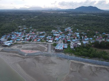 Buntal, Sarawak Malezya - 25 Aralık 2020: Sarawak Malezya 'daki Güzel Balıkçı Köyü, Güney Çin Denizi' nin yanında, arka planda güçlü Santubong Dağı var.