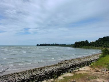 Buntal, Sarawak Malezya - 25 Aralık 2020: Sarawak Malezya 'daki Güzel Balıkçı Köyü, Güney Çin Denizi' nin yanında, arka planda güçlü Santubong Dağı var.