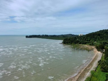 Buntal, Sarawak Malezya - 25 Aralık 2020: Sarawak Malezya 'daki Güzel Balıkçı Köyü, Güney Çin Denizi' nin yanında, arka planda güçlü Santubong Dağı var.