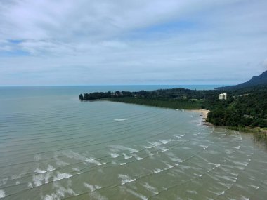 Buntal, Sarawak Malezya - 25 Aralık 2020: Sarawak Malezya 'daki Güzel Balıkçı Köyü, Güney Çin Denizi' nin yanında, arka planda güçlü Santubong Dağı var.