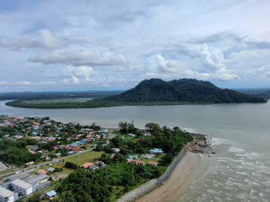 Buntal, Sarawak Malezya - 25 Aralık 2020: Sarawak Malezya 'daki Güzel Balıkçı Köyü, Güney Çin Denizi' nin yanında, arka planda güçlü Santubong Dağı var.