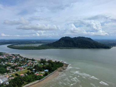 Buntal, Sarawak Malezya - 25 Aralık 2020: Sarawak Malezya 'daki Güzel Balıkçı Köyü, Güney Çin Denizi' nin yanında, arka planda güçlü Santubong Dağı var.