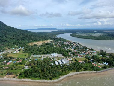 Buntal, Sarawak Malezya - 25 Aralık 2020: Sarawak Malezya 'daki Güzel Balıkçı Köyü, Güney Çin Denizi' nin yanında, arka planda güçlü Santubong Dağı var.