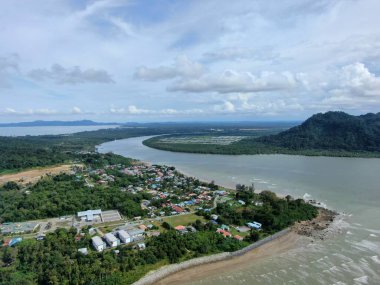 Buntal, Sarawak Malezya - 25 Aralık 2020: Sarawak Malezya 'daki Güzel Balıkçı Köyü, Güney Çin Denizi' nin yanında, arka planda güçlü Santubong Dağı var.