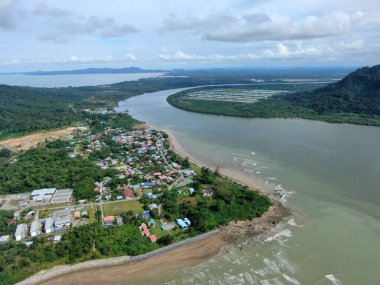 Buntal, Sarawak Malezya - 25 Aralık 2020: Sarawak Malezya 'daki Güzel Balıkçı Köyü, Güney Çin Denizi' nin yanında, arka planda güçlü Santubong Dağı var.