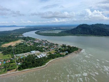 Buntal, Sarawak Malezya - 25 Aralık 2020: Sarawak Malezya 'daki Güzel Balıkçı Köyü, Güney Çin Denizi' nin yanında, arka planda güçlü Santubong Dağı var.