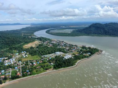 Buntal, Sarawak Malezya - 25 Aralık 2020: Sarawak Malezya 'daki Güzel Balıkçı Köyü, Güney Çin Denizi' nin yanında, arka planda güçlü Santubong Dağı var.