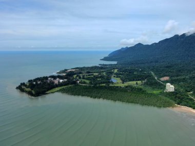 Buntal, Sarawak Malezya - 25 Aralık 2020: Sarawak Malezya 'daki Güzel Balıkçı Köyü, Güney Çin Denizi' nin yanında, arka planda güçlü Santubong Dağı var.