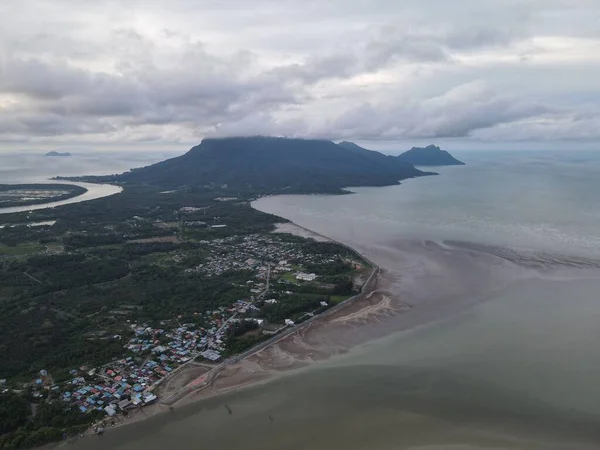 Buntal, Sarawak Malezya - 25 Aralık 2020: Sarawak Malezya 'daki Güzel Balıkçı Köyü, Güney Çin Denizi' nin yanında, arka planda güçlü Santubong Dağı var.