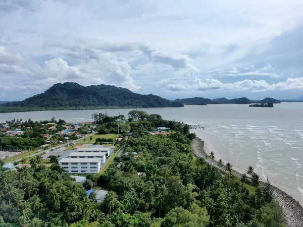 Buntal, Sarawak Malezya - 25 Aralık 2020: Sarawak Malezya 'daki Güzel Balıkçı Köyü, Güney Çin Denizi' nin yanında, arka planda güçlü Santubong Dağı var.