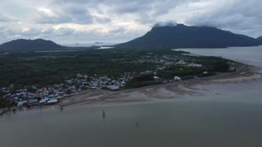 Buntal, Sarawak Malezya - 25 Aralık 2020: Sarawak Malezya 'daki Güzel Balıkçı Köyü, Güney Çin Denizi' nin yanında, arka planda güçlü Santubong Dağı var.
