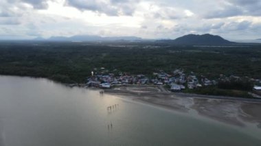 Buntal, Sarawak Malezya - 25 Aralık 2020: Sarawak Malezya 'daki Güzel Balıkçı Köyü, Güney Çin Denizi' nin yanında, arka planda güçlü Santubong Dağı var.