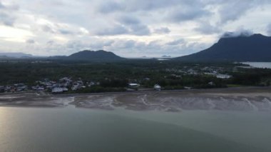 Buntal, Sarawak Malezya - 25 Aralık 2020: Sarawak Malezya 'daki Güzel Balıkçı Köyü, Güney Çin Denizi' nin yanında, arka planda güçlü Santubong Dağı var.