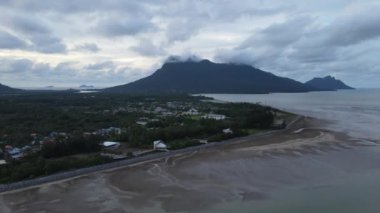 Buntal, Sarawak Malezya - 25 Aralık 2020: Sarawak Malezya 'daki Güzel Balıkçı Köyü, Güney Çin Denizi' nin yanında, arka planda güçlü Santubong Dağı var.