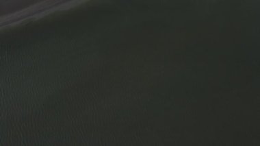 Buntal, Sarawak Malezya - 25 Aralık 2020: Sarawak Malezya 'daki Güzel Balıkçı Köyü, Güney Çin Denizi' nin yanında, arka planda güçlü Santubong Dağı var.