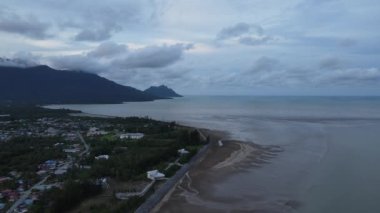 Buntal, Sarawak Malezya - 25 Aralık 2020: Sarawak Malezya 'daki Güzel Balıkçı Köyü, Güney Çin Denizi' nin yanında, arka planda güçlü Santubong Dağı var.