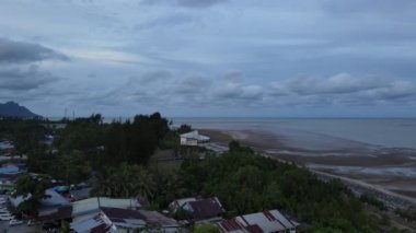 Buntal, Sarawak Malezya - 25 Aralık 2020: Sarawak Malezya 'daki Güzel Balıkçı Köyü, Güney Çin Denizi' nin yanında, arka planda güçlü Santubong Dağı var.