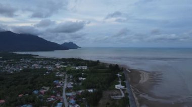 Buntal, Sarawak Malezya - 25 Aralık 2020: Sarawak Malezya 'daki Güzel Balıkçı Köyü, Güney Çin Denizi' nin yanında, arka planda güçlü Santubong Dağı var.