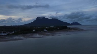 Buntal, Sarawak Malezya - 25 Aralık 2020: Sarawak Malezya 'daki Güzel Balıkçı Köyü, Güney Çin Denizi' nin yanında, arka planda güçlü Santubong Dağı var.