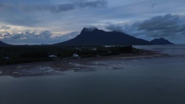 Buntal, Sarawak Malezya - 25 Aralık 2020: Sarawak Malezya 'daki Güzel Balıkçı Köyü, Güney Çin Denizi' nin yanında, arka planda güçlü Santubong Dağı var.