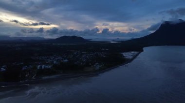 Buntal, Sarawak Malezya - 25 Aralık 2020: Sarawak Malezya 'daki Güzel Balıkçı Köyü, Güney Çin Denizi' nin yanında, arka planda güçlü Santubong Dağı var.