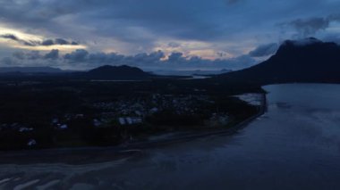 Buntal, Sarawak Malezya - 25 Aralık 2020: Sarawak Malezya 'daki Güzel Balıkçı Köyü, Güney Çin Denizi' nin yanında, arka planda güçlü Santubong Dağı var.