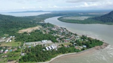 Buntal, Sarawak Malezya - 25 Aralık 2020: Sarawak Malezya 'daki Güzel Balıkçı Köyü, Güney Çin Denizi' nin yanında, arka planda güçlü Santubong Dağı var.