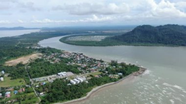 Buntal, Sarawak Malezya - 25 Aralık 2020: Sarawak Malezya 'daki Güzel Balıkçı Köyü, Güney Çin Denizi' nin yanında, arka planda güçlü Santubong Dağı var.
