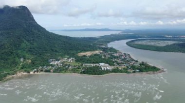 Buntal, Sarawak Malezya - 25 Aralık 2020: Sarawak Malezya 'daki Güzel Balıkçı Köyü, Güney Çin Denizi' nin yanında, arka planda güçlü Santubong Dağı var.