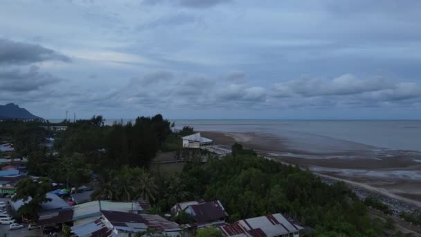 马来西亚沙捞越邦塔尔 2020年12月25日 马来西亚沙捞越美丽的邦塔尔渔村 毗邻南中国海 背景是雄伟的三都峰 — 图库视频影像
