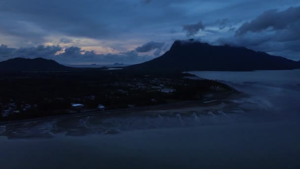 Buntal, Sarawak Malaisie - 25 décembre 2020 : Le magnifique village de pêcheurs de Buntal à Sarawak Malaisie, au bord de la mer de Chine méridionale, avec le puissant mont Santubong comme arrière-plan