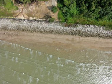 Buntal, Sarawak Malezya - 25 Aralık 2020: Sarawak Malezya 'daki Güzel Balıkçı Köyü, Güney Çin Denizi' nin yanında, arka planda güçlü Santubong Dağı var.