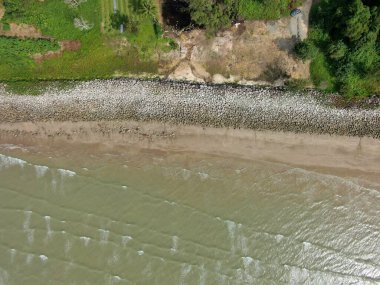 Buntal, Sarawak Malezya - 25 Aralık 2020: Sarawak Malezya 'daki Güzel Balıkçı Köyü, Güney Çin Denizi' nin yanında, arka planda güçlü Santubong Dağı var.