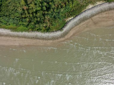 Buntal, Sarawak Malezya - 25 Aralık 2020: Sarawak Malezya 'daki Güzel Balıkçı Köyü, Güney Çin Denizi' nin yanında, arka planda güçlü Santubong Dağı var.