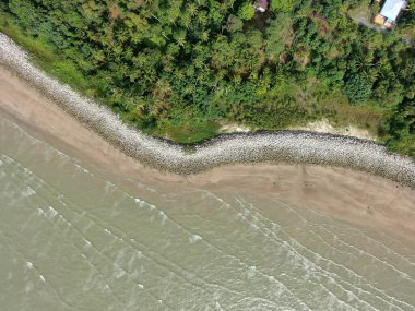 Buntal, Sarawak Malezya - 25 Aralık 2020: Sarawak Malezya 'daki Güzel Balıkçı Köyü, Güney Çin Denizi' nin yanında, arka planda güçlü Santubong Dağı var.