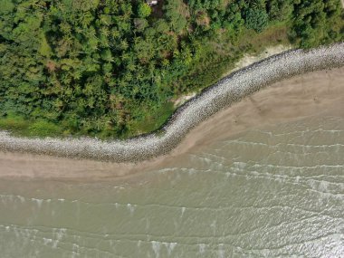 Buntal, Sarawak Malezya - 25 Aralık 2020: Sarawak Malezya 'daki Güzel Balıkçı Köyü, Güney Çin Denizi' nin yanında, arka planda güçlü Santubong Dağı var.