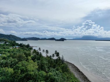 Buntal, Sarawak Malezya - 25 Aralık 2020: Sarawak Malezya 'daki Güzel Balıkçı Köyü, Güney Çin Denizi' nin yanında, arka planda güçlü Santubong Dağı var.