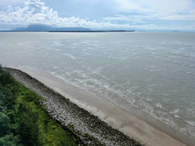 Buntal, Sarawak Malezya - 25 Aralık 2020: Sarawak Malezya 'daki Güzel Balıkçı Köyü, Güney Çin Denizi' nin yanında, arka planda güçlü Santubong Dağı var.