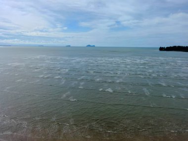 Buntal, Sarawak Malezya - 25 Aralık 2020: Sarawak Malezya 'daki Güzel Balıkçı Köyü, Güney Çin Denizi' nin yanında, arka planda güçlü Santubong Dağı var.