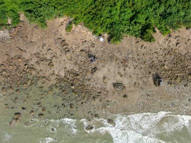 Buntal, Sarawak Malezya - 25 Aralık 2020: Sarawak Malezya 'daki Güzel Balıkçı Köyü, Güney Çin Denizi' nin yanında, arka planda güçlü Santubong Dağı var.